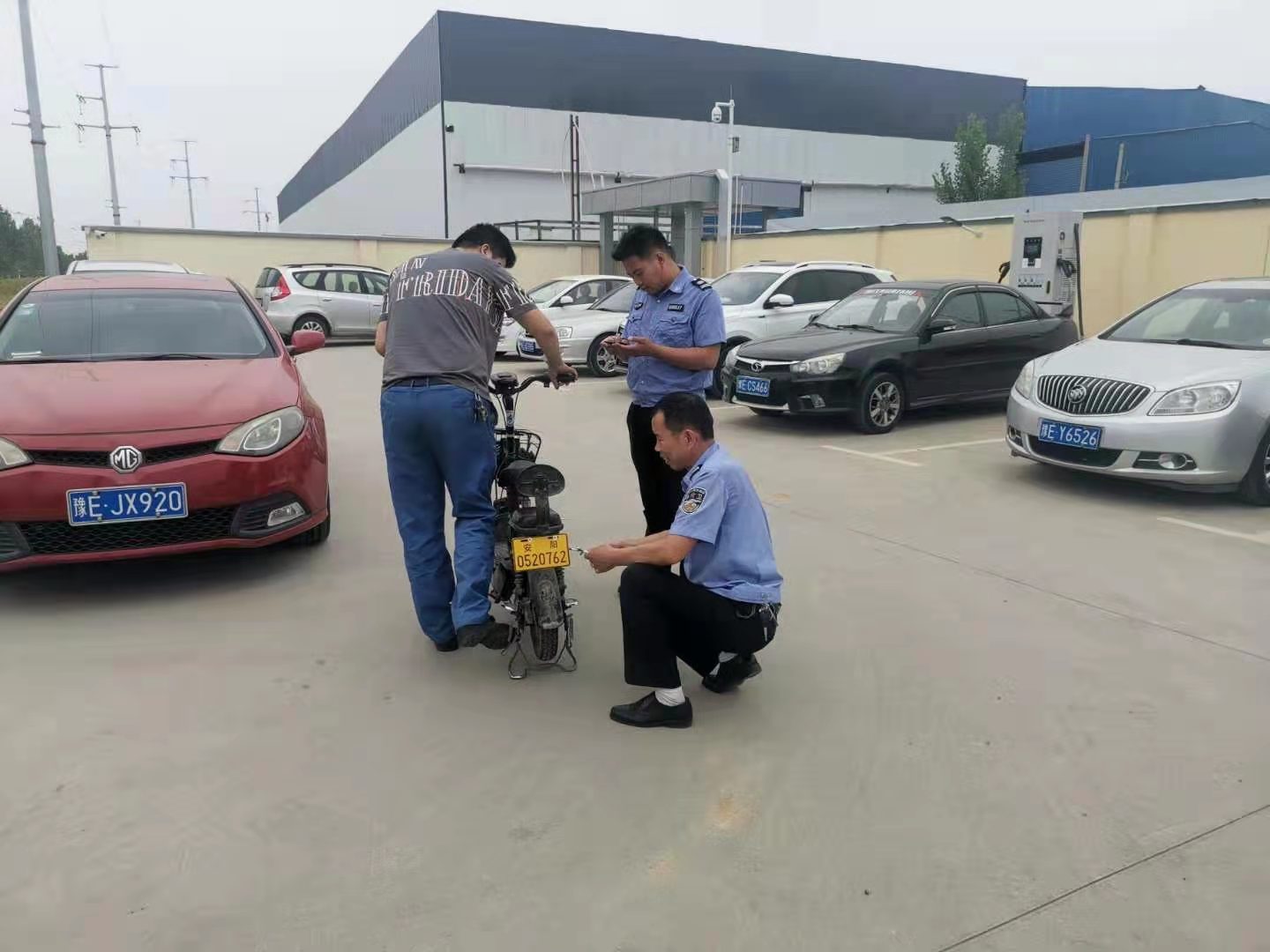 我為群眾辦實事︱太貼心了！公司門口就可以辦理電動車上牌