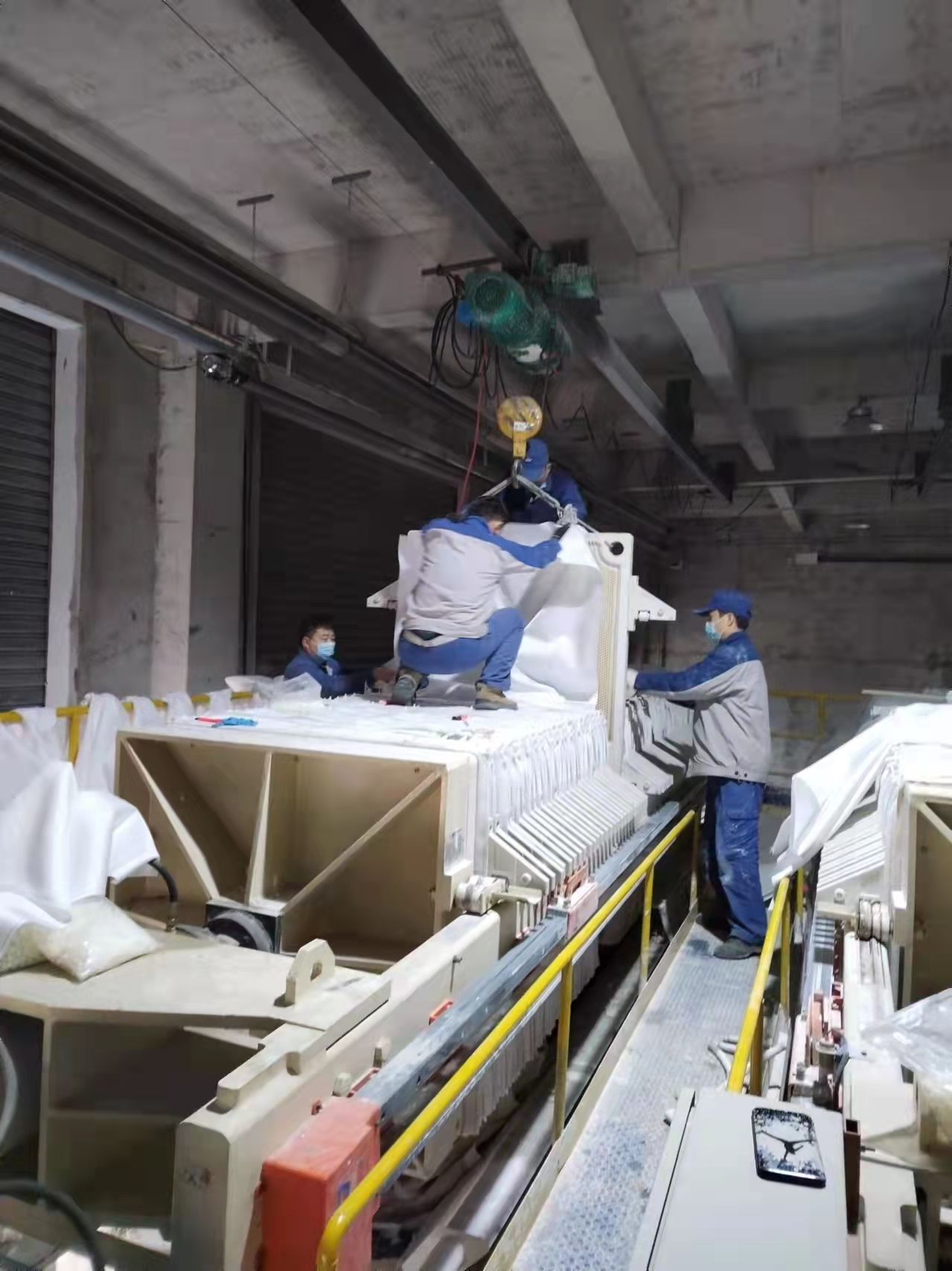 光伏新材料：春寒料峭斗志昂，爭(zhēng)分奪秒換布忙