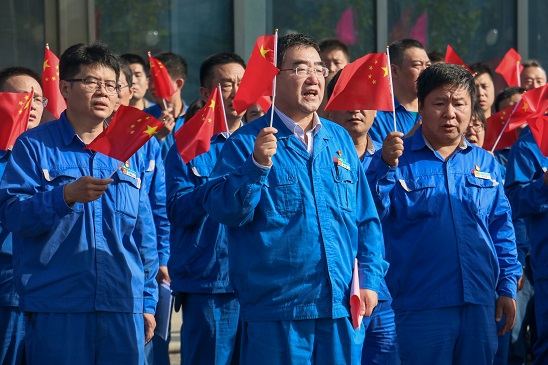 五星紅旗，我愿做你光華中淡淡的一筆——安彩高科舉行 國慶升旗儀式