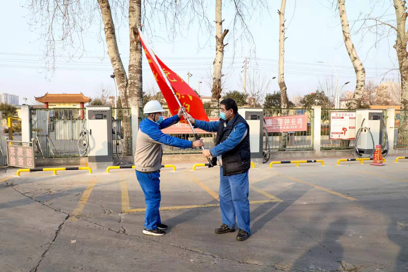 黨員干部作先鋒 戰(zhàn)“疫”一線(xiàn)黨旗紅——安彩高科舉行疫情防控黨員突擊隊(duì)授旗儀式