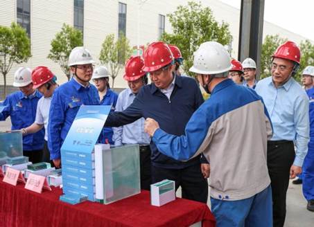 打造向上向前第一象限生力軍 錘煉甘于做人做事作難、受苦受累受屈的企業(yè)家隊(duì)伍——河南投資集團(tuán)黨委書(shū)記、董事長(zhǎng)劉新勇蒞臨安彩高科開(kāi)展主題教育調(diào)研